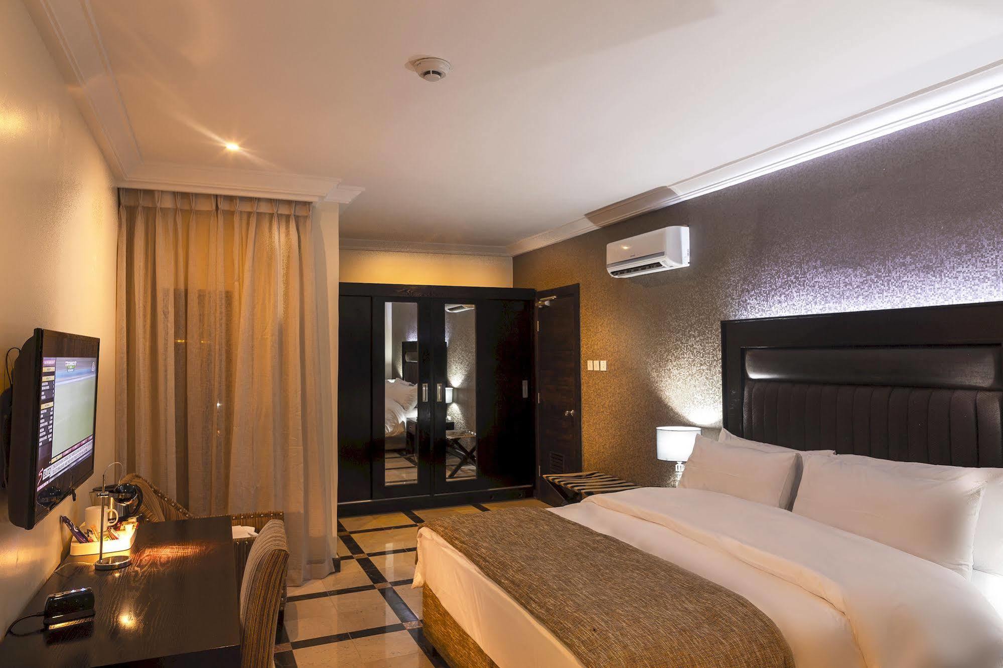 Quo Vadis Hotel Абуджа Екстериор снимка