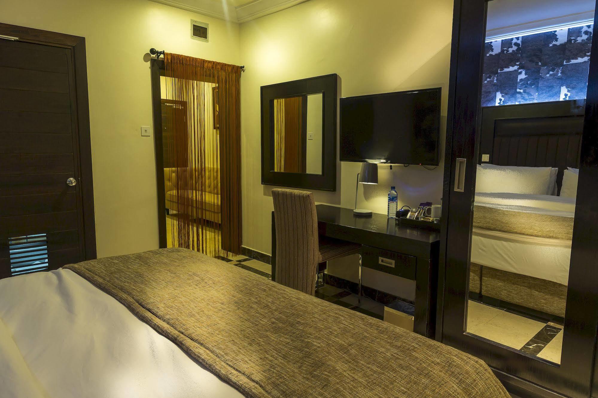 Quo Vadis Hotel Абуджа Екстериор снимка